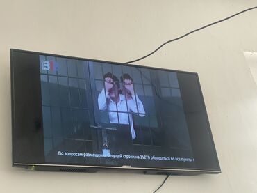 телевизор большой экран: Телевизор с плоским экраном черного цвета. Поддерживает вывод