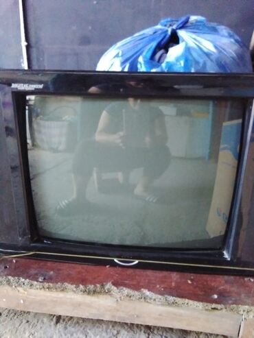 рассрочку телевизор: Продаю б/у телевизоры, 3 штуки
 все они рабочие
по 400 сом каждый