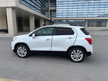 Chevrolet: Chevrolet Trax (LT) – kompakt krossover Xüsusiyyətlər: - Kuzov: ağ — 3