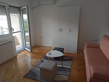 By the day: Izdaje se jednoiposoba namešten stan u Dekancu,na duži vremenski — 3