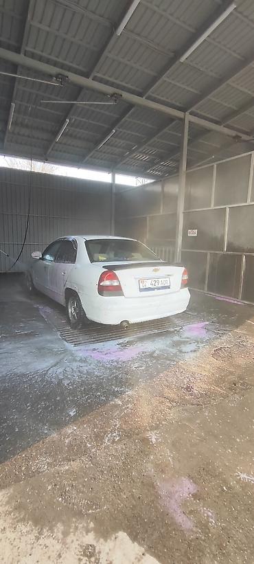 Другие автомобили: Белый седан компакт‑класса с передним приводом. Кузов 4‑дверный, на — 10