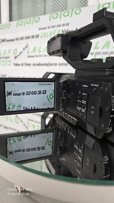 Videokameralar: Sony XDCAM X70 peşəkar videokamera. Üzərində 2 batareka adaptr çanta — 3