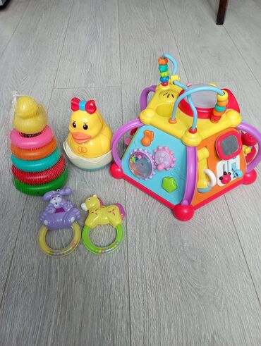 детская музыкальная установка с барабанами: Набор игрушек для самых маленьких: музыкальный мультикуб (работает 4