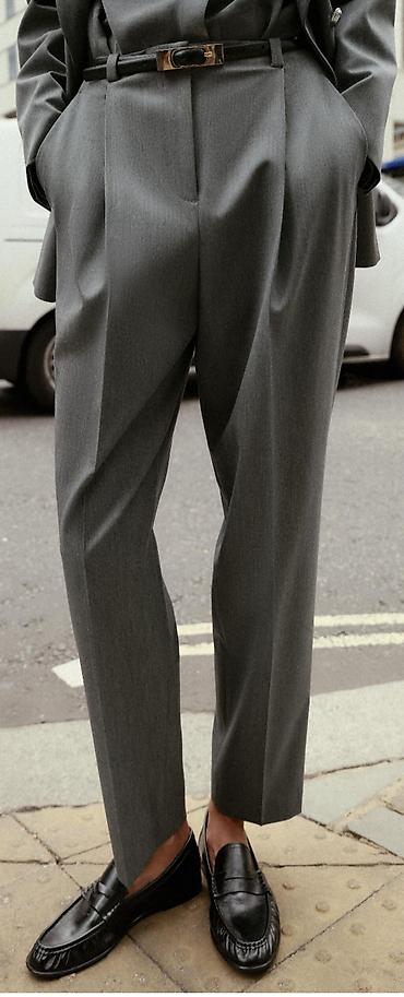 Sakoi: Žensko sivo odelo. Blejzer sa dvorednim kopčanjem - Model — 9