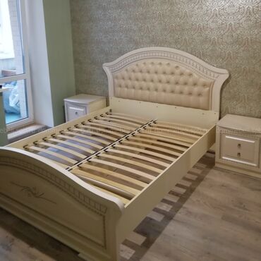 кровать металический: Спальный гарнитур, Двуспальная кровать, цвет - Белый, Б/у