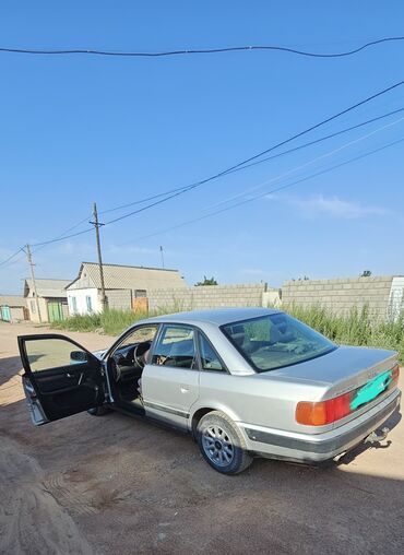 с последуюшим выкупом: Серебристый седан Audi 100 с четырьмя дверями, классический