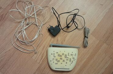 Modemlər və şəbəkə avadanlıqları: Simsiz router ev və ya ofis şəbəkəsini qurmaq üçün idealdır. Qutuya