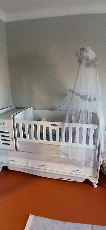 Beşiklər: Oğlan və qız üçün, Yeni, Dördbucaq, Beşik, Matras ilə, Yellənmə mexanizmi ilə — 3
