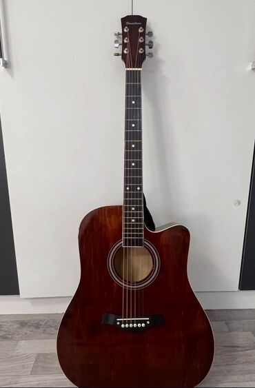 срочно продаю гитару: Акустическая гитара dreadnought с вырезом (cutaway), бренд на головке