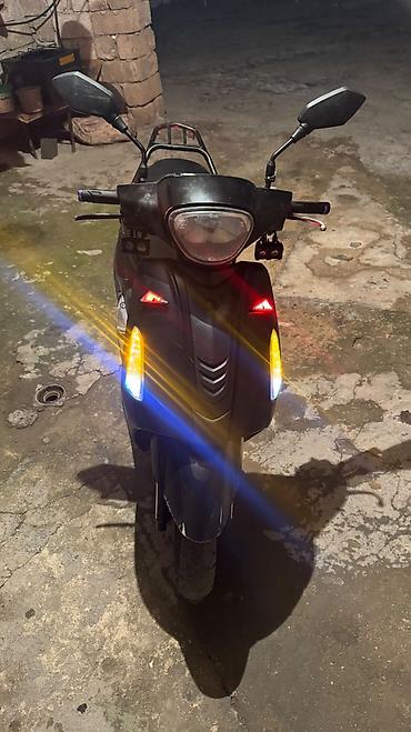mapet satisi: Şəhərdaxili rahat hərəkət üçün kompakt moped satılır alıcıya üzbəüz — 1
