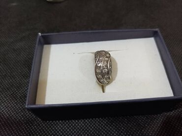 Prstenje: Na prodaju srebrni prsten sa cirkonima
