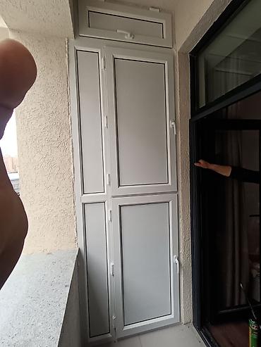 balkon masa: Plastik polkalı şkafların keyfiyyətli profillə və qalın polkalarla — 1