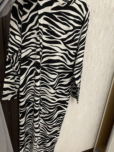 açıq çiyinli paltarlar: Tunika zebra naxışlı.s-m razmerı gedir.dərzidə çiyinləri yığılıb bjr