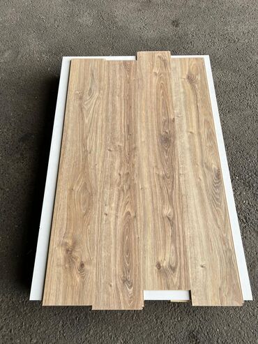 Pəncərələr: Laminat döşəmə panelləri – müxtəlif rəng və teksturalar - Material