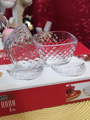 Set staklenih činijica 6/1 . 1500 din