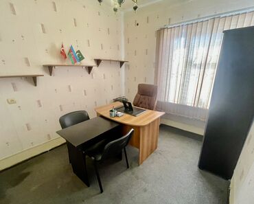 Ofislər: Ofis otağı – tam mebellə Təsvir: - İşıqlı, pəncərəli kabinet, dikey — 4