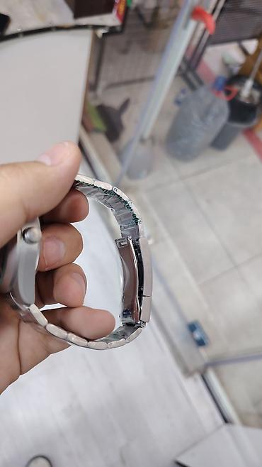 oyster saat: Saat: Kvars mexanizmi olan analoq qol saatı Model yazısı: “ROLEX — 4