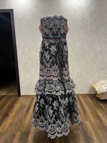 Вечерние платья: Carolina Herrera. 1 dəfə geyinilib . 5.000$ alınıb . 1500 satılır