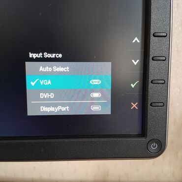 Monitorlar: Dell P2214H LCD monitor və simsiz klaviatura/siçan dəsti