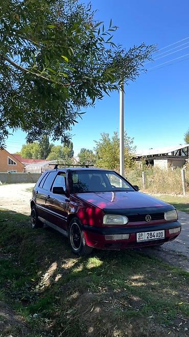 Другие детали салона: Интерьер автомобиля Volkswagen Golf III, демонстрирующий водительское — 2