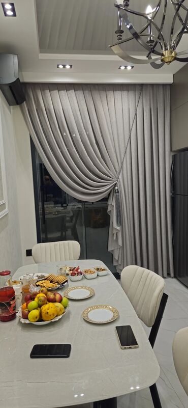 Pərdə və tüllər: Qəşəng pərdələr otağa zəriflik qatır. Ağ tül pərdələr işığı yumşaq — 3