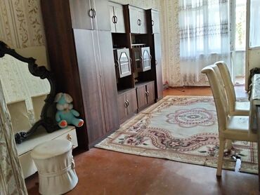 Köhnə tikili: 2 otaqlı mənzil – işıqlı zal və bağlı balkon - Plan: uzun, işıqlı — 6