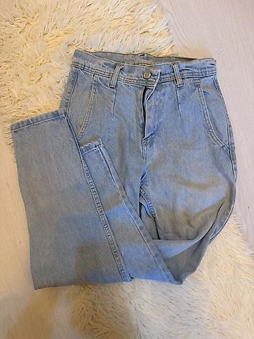 Açıq mavi rəngdə klassik denim şalvar. Xüsusiyyətlər: - Yüksək belli