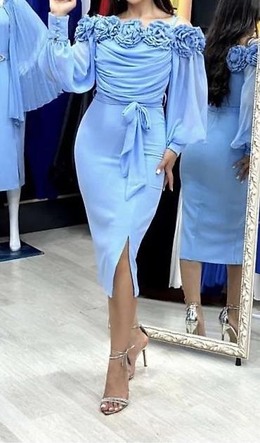qızılı ayaqqabı: Mavi rəngdə zərif ziyafət donu - Model: off-shoulder effektli, üst — 2