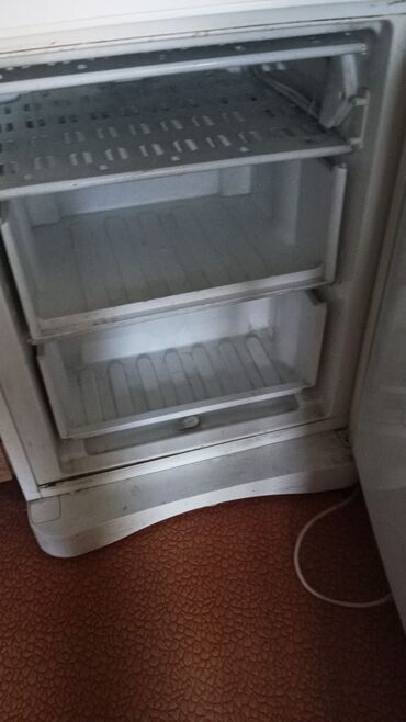 резинка на холодильник: Муздаткыч Indesit, Колдонулган, Эки камералуу