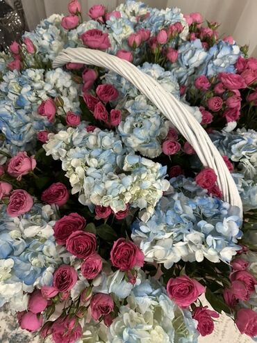 карзина себет: Большая цветочная корзина с Гортензиями и кустовыми розами. -