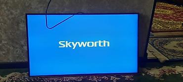 27 дюйм: Телевизор Skyworth, диагональ около 42–50" (по фото). LED‑панель — 1