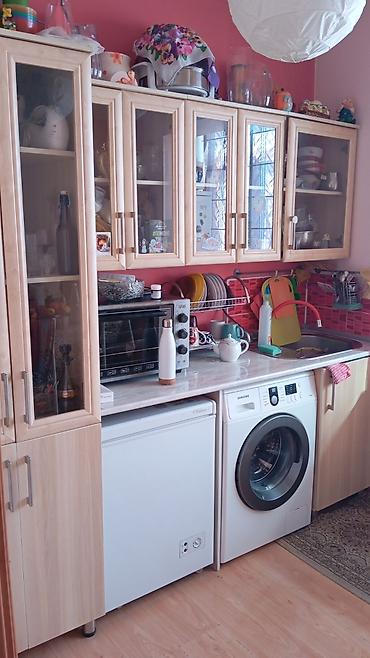 silver kitchen: Кухонный гарнитур с фасадами под светлое дерево и витринами из стекла — 1