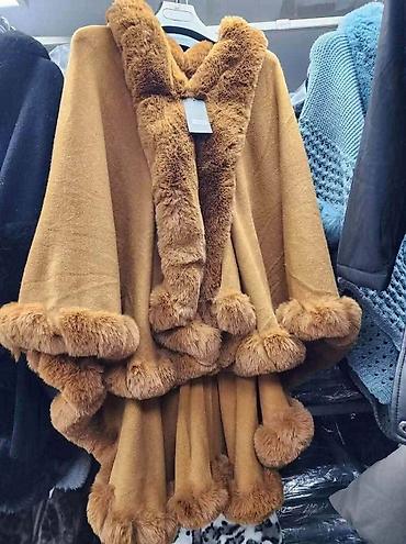 Ponchos: Elegantna plus size pončo-bunda sa krznenim rubom - Kroj: širok — 7