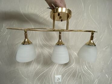 люстры для зала: Продаю люстру, светильник потолочный из 3 -х белых плафонов