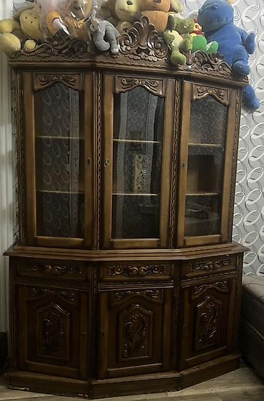 Bufetlər: Klassik üslubda taxta vitrİN-bufet - Material: tam ağac (qoz rəng — 3
