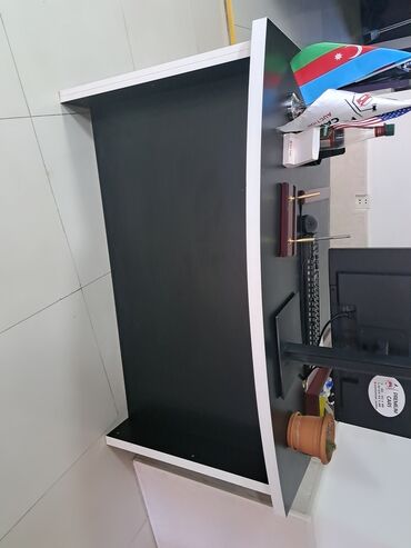 Ofis masaları: Ofis dəsti mebeli satılır. 650 azn Real alıcıya endirim olacaq. Ofis — 12