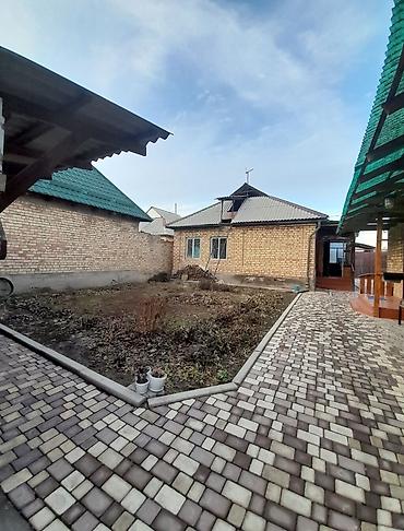 Продажа коттеджей и домов: * Продаётся :В районе К өлмө * Два дома на участке в 4 сотки в черте — 17