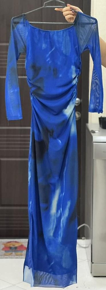 Şəxsi əşyalar: Mavi rəng palitrasında abstrakt naxışlı uzun paltar. - Model: uzun — 1