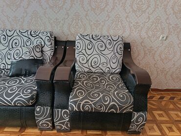 oturma otağı üçün döşəməli mebel: Daxili interyerə uyğunlaşdırıla bilən bu yumşaq mebel dəsti, iki tək