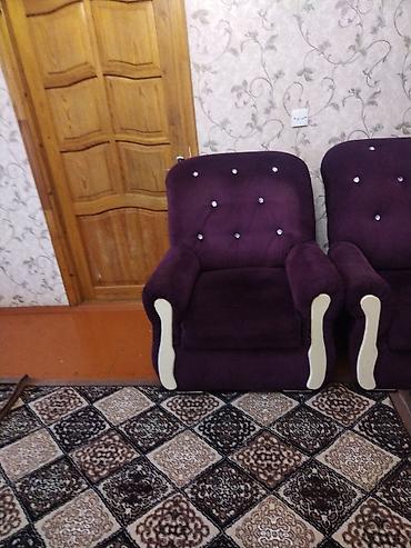 stol stil: Bənövşəyi rəngdə yumşaq dəriyəoxşar/parça üzlü mebel dəsti. Tərkibi: - — 3