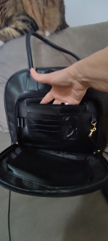 Torbe: Nove poslovne tasne.Braon odlicno organizirana 2000 din.Crna 1500 — 11