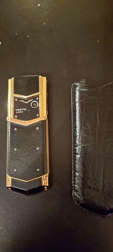 telefon sade: Vertu Constellation, rəng - Qızılı, Düyməli