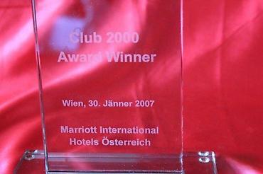 Ostali predmeti za umetnost i kolekcionarstvo: STAKLENA PLAKETA CLUB 2000, MARRIOTT, AUSTRIJA 2007. | Staklena — 1