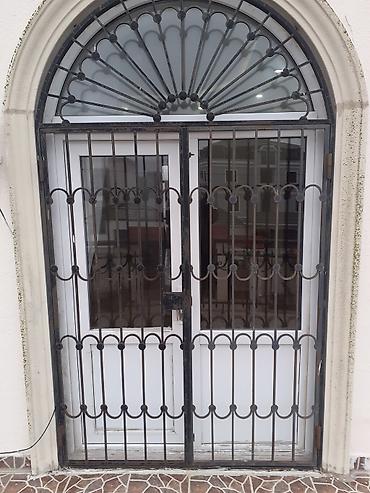 qapi: PVC giriş qapısı və dekorativ dəmir barmaqlıq dəsti - Material: Ağ — 1