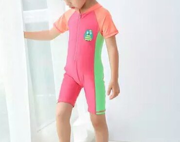 спортивный костюмы: Костюм купальный для девочки 5-7лет. очень удобно для занятий по