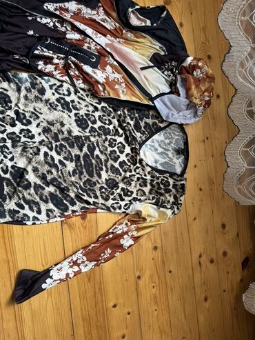 Roberto Cavalli brendindən qadınlar üçün uzunqol top. Heyvan və çiçək