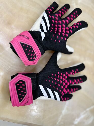перчатки для спорта: Продаю вратарские перчатки Adidas predator оригинал. абсолютно новые