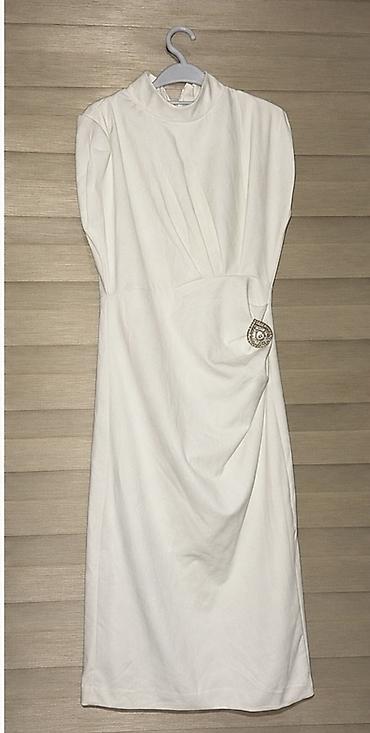 Ağ rəngli elegant qadın paltarı - Dizayn: Yarı-fitting siluet, bel
