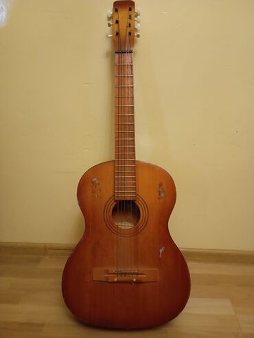 купить велотренажер в баку: 1982 cı ilin gitarası Rusiya istehsalı çanağında kiçik çat var 2 simi