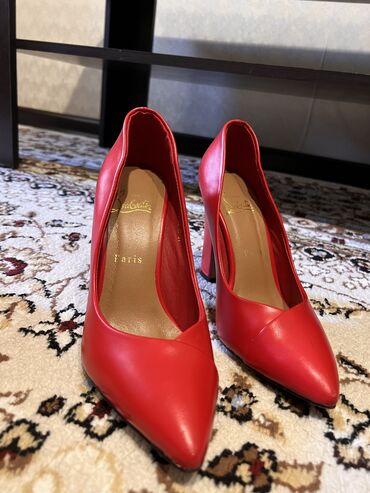 красные замшевые туфли: Туфли 38, цвет - Красный